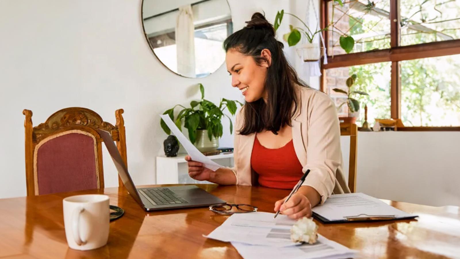 Young woman using her laptopk.