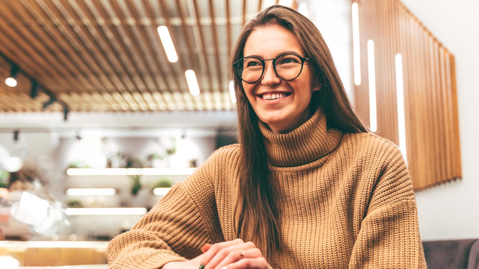 Young business woman sitting at the cafe table
