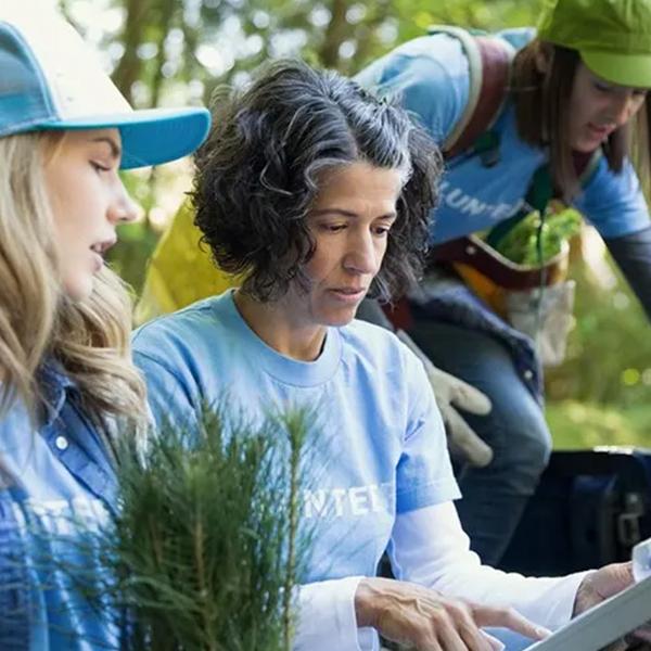 Women discuss a topic .