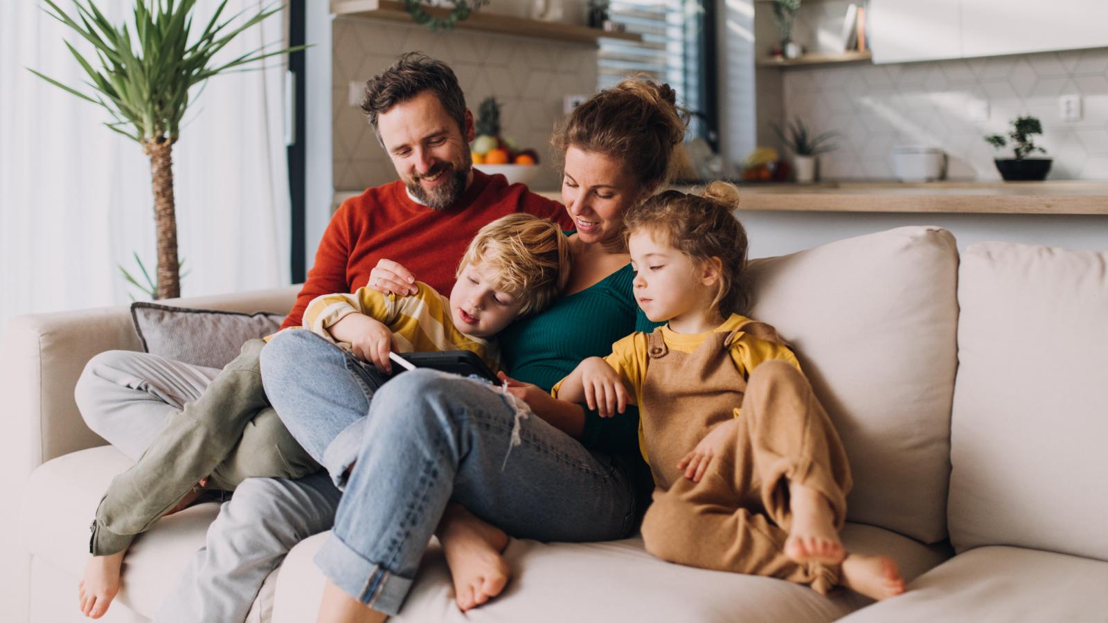 Children-bonding-with-parents-on-sofa